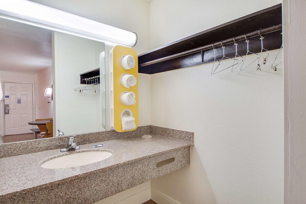 Americas Best Value Inn San Antonio Exterior foto